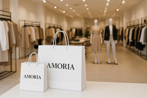 LAS BOLSAS EN BLANCO Y DE FONDO UNA TIENDA DE ROPA